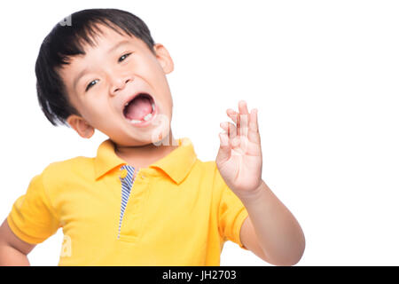 Kleine asiatische junge zeigt seine verlorenen Milchzahn in der Hand - Nahaufnahme Stockfoto