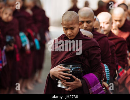 Neuling buddhistischen Mönchen ins Kloster für ihr Frühstück, Amarapura, Mandalay, Mandalay Region, Myanmar (Burma), Asien Stockfoto