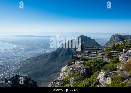 Familie, genießen die Aussicht vom Tafelberg in Kapstadt, Südafrika, Afrika Stockfoto