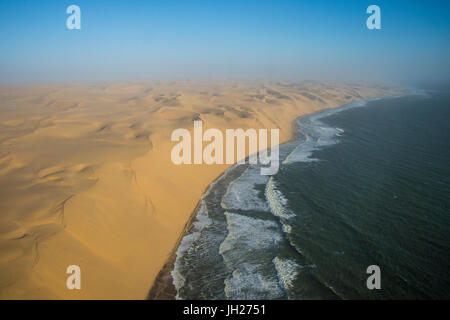 Antennen von Sanddünen der Namib-Wüste treffen am Atlantischen Ozean, Namibia, Afrika Stockfoto