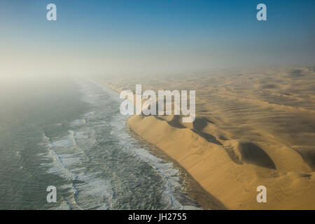 Antennen von Sanddünen der Namib-Wüste treffen am Atlantischen Ozean, Namibia, Afrika Stockfoto