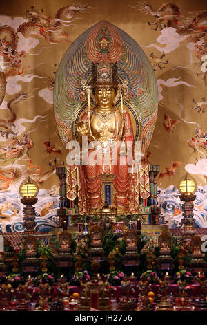 Buddha Tooth Relic Temple in Chinatown. Buddha Maitreya - der zukünftige Buddha.  Singapur. Stockfoto