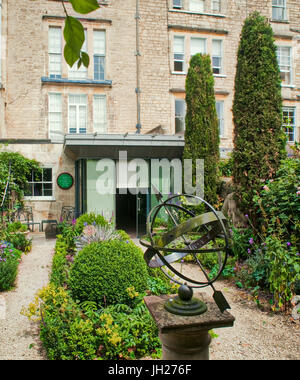 Der Garten hinter dem Herschel Museum of Astronomy in Bath, Großbritannien Stockfoto