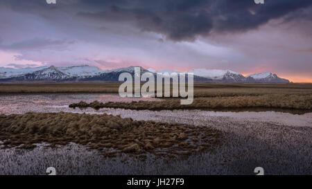 Sonnenaufgang über schneebedeckte Berge und Seen im Osten Islands, Polarregionen Stockfoto