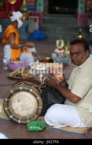 Musiker spielen Trommel während einer traditionellen hinduistischen Zeremonie.  Singapur. Stockfoto