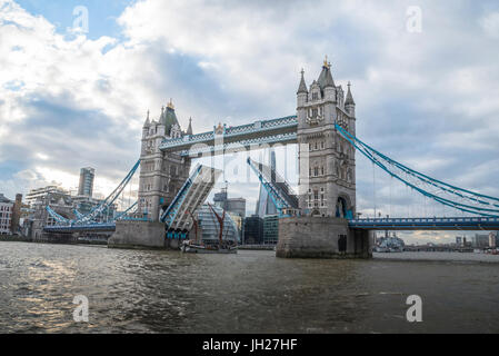 Tower Bridge hob mit Großsegler auf der Durchreise mit London-City Hall und die Scherbe in den Hintergrund, London, England, UK Stockfoto