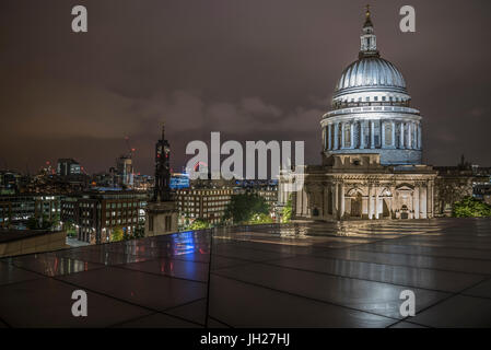 Beleuchtete Kuppel der St. Pauls Cathedral in der Nacht von One New Change, City of London, London, England, Vereinigtes Königreich, Europa Stockfoto