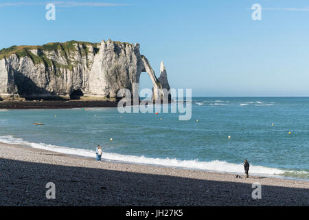 Menschen am Strand und Porte d'Aval im Hintergrund, Etretat, Normandie, Frankreich, Europa Stockfoto