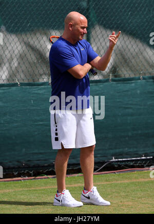 Andre Agassi während einer Trainingseinheit mit Novak Djokovic am Tag neun der Wimbledon Championships in The All England Lawn Tennis and Croquet Club, Wimbledon.  PRESSEVERBAND Foto. Bild Datum: Mittwoch, 12. Juli 2017. PA-Geschichte-TENNIS-Wimbledon zu sehen. Bildnachweis sollte lauten: Gareth Fuller/PA Wire. Einschränkungen: Nur zur redaktionellen Verwendung. Keine kommerzielle Verwendung ohne vorherige schriftliche Zustimmung von der AELTC. Noch Bild verwenden nur - keine bewegten Bilder, Sendung zu emulieren. Keine Überlagerung oder Entfernung von Sponsor/Ad-Logos. Stockfoto