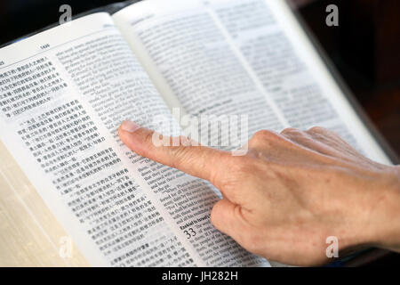 St. Andrews Kathedrale.  Mann liest die Bibel.  Singapur. Stockfoto