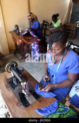 Schneidern-Workshop in Afrika.  Nähmaschine.  Lome. Togo. Stockfoto