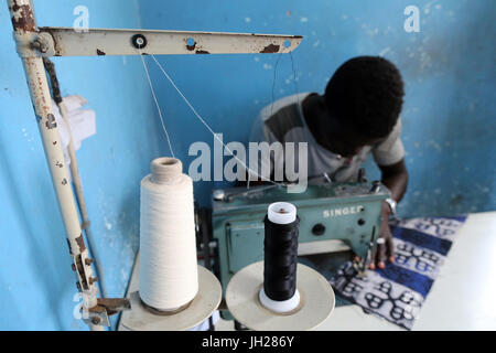 Schneidern-Workshop in Afrika.  Nähmaschine.  Lome. Togo. Stockfoto