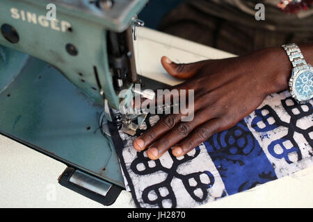 Schneidern-Workshop in Afrika.  Nähmaschine.  Lome. Togo. Stockfoto