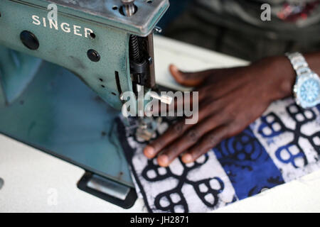 Schneidern-Workshop in Afrika.  Nähmaschine.  Lome. Togo. Stockfoto