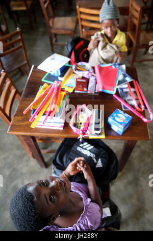 Afrikanische Grundschule. Kinder gesponsert von französischen NGO: la Chaine de l ' Espoir. Lome. Togo.