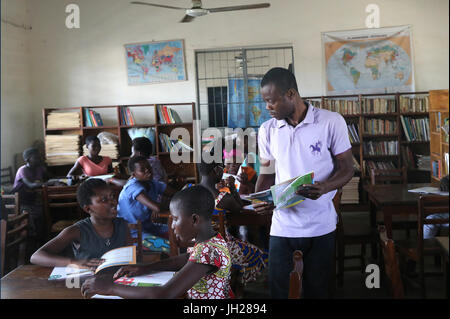 Afrikanische Schule. Kinder gesponsert von französischen NGO: la Chaine de l ' Espoir. Die Bibliothek.  Lome. Togo.