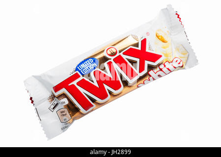 Eine limitierte weiße Schokolade Twix Schokoriegel auf weißem Hintergrund Stockfoto