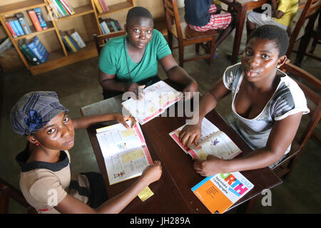 Afrikanische Schule. Kinder gesponsert von französischen NGO: la Chaine de l ' Espoir. Die Bibliothek.  Lome. Togo.