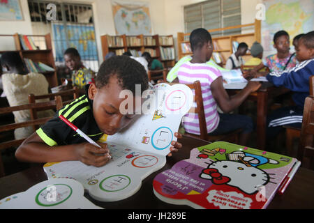 Afrikanische Schule gesponsert von französischen NGO: la Chaine de l ' Espoir. Die Bibliothek. Lome. Togo. Stockfoto