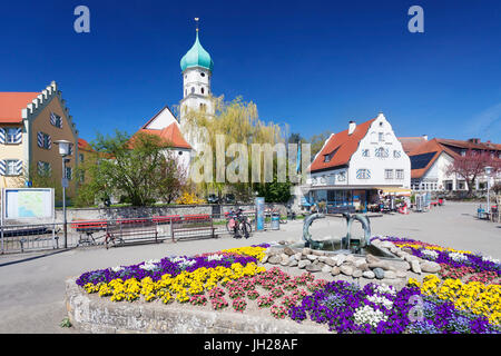 St. Georg Kirche und Burg, Halbinsel Wasserburg, Bodensee, Schwaben, Bayern, Deutschland, Europa Stockfoto