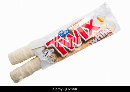 Eine limitierte weiße Schokolade Twix Schokoriegel auf weißem Hintergrund Stockfoto