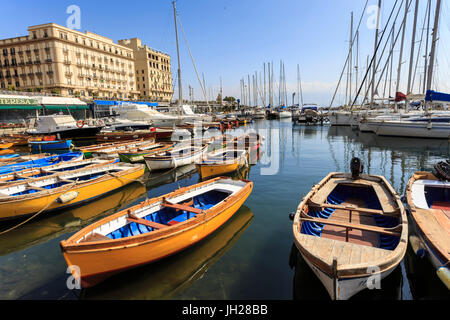 Yachten und bunten Ruderboote in der Marina Borgo Marinaro, Vesuv in Entfernung, Chiaia, Neapel, Kampanien, Italien Stockfoto