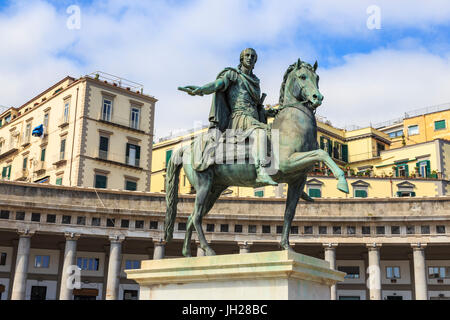 Reiterstatue von Charles III von Canova, Piazza del Plebiscito, Neapel, Kampanien, Italien, Europa Stockfoto