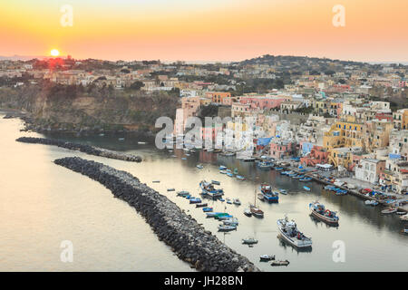 Marina Corricella Sonnenuntergang, Fischerdorf, bunte Fischerhäuser, Boote und Kirche, Insel Procida, Neapel, Italien Stockfoto