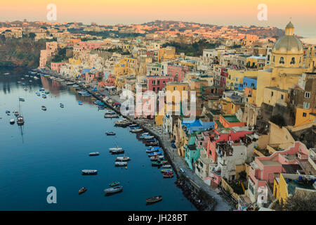 Marina Corricella bei Sonnenaufgang, Fischerdorf, bunte Häuser, Kirche und Hafen Boote, Insel Procida, Neapel, Italien Stockfoto