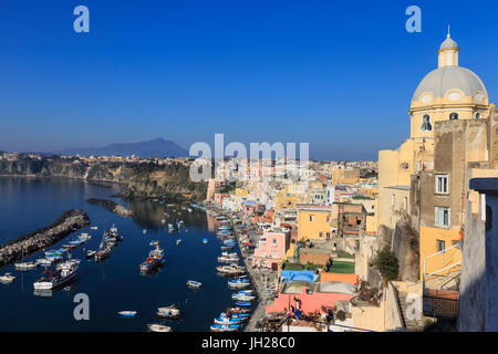 Marina Corricella, ziemlich Fischen Dorf, bunte Fischerhäuser, Boote und Kirche, Insel Procida, Neapel, Italien Stockfoto