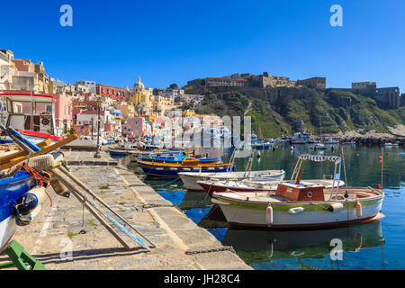 Marina Corricella, ziemlich Fischen Dorf, bunte Fischerhäuser, Boote und Netze, Insel Procida, Neapel, Italien Stockfoto