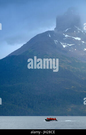 Schäbig in einem Fjord im Nationalpark Alberto de Agostini mit der Darwin-Bergkette hinter, Patagonien, Chile Stockfoto