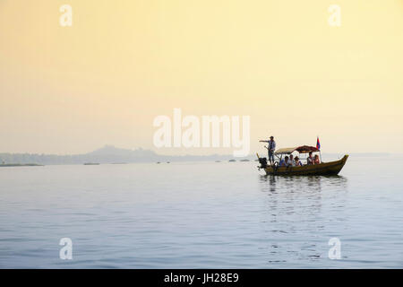 Touristischen Boot Fluss Delfinbeobachtung auf dem Mekong River, Kratie, Kambodscha, Indochina, Südostasien, Asien Stockfoto