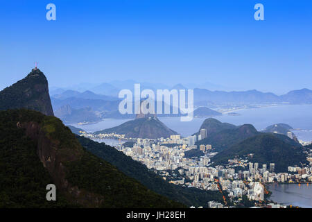 Die Lagoa Rodrigo de Freitas, Zuckerhut und Rio De Janeiro Landschaft vom Tijuca National Park, Rio De Janeiro, Brasilien Stockfoto