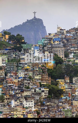 Ansicht von Rocinha Favela (Slums) (Elendsviertel), Corcovado-Berg und die Statue von Christus dem Erlöser, Rio De Janeiro, Brasilien Stockfoto