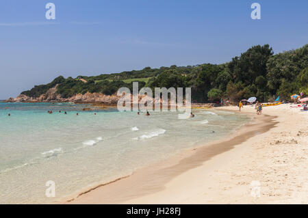 Badegäste am Sandstrand umgeben von türkisblauem Meer und Golfplatz Sperone, Bonifacio, Süd-Korsika, Frankreich, Mittelmeer Stockfoto
