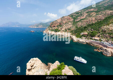 Touristenboot im türkisfarbenen Meer umrahmt von Kalksteinfelsen, Porto, Korsika, Südfrankreich, Mittelmeer, Europa Stockfoto