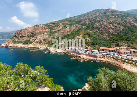 Draufsicht des türkisblauen Meeres umrahmt von grüner Vegetation und die typischen Dorf Porto, Korsika, Südfrankreich, mediterran Stockfoto