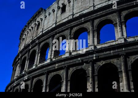 Das Kolosseum auch als dem flavischen Amphitheater bekannt, ist eine ovale Amphitheater im Zentrum der Stadt Rom, Italien. Beton und Sand gebaut. Stockfoto