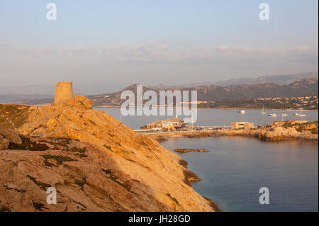 Die alten genuesischen Turm mit Blick auf das blaue Meer rund um das Dorf von Ile Rousse, Balagne Region, Korsika, Frankreich Stockfoto