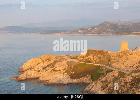 Die alten genuesischen Turm mit Blick auf das blaue Meer rund um das Dorf von Ile Rousse, Balagne Region, Korsika, Frankreich Stockfoto