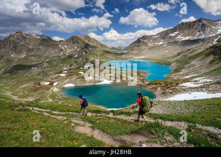 Wanderer übergeben Sie den türkisblauen See und felsigen Gipfeln, Joriseen, Jorifless Pass, Kanton Graubünden, Engadin, Schweiz, Europa Stockfoto