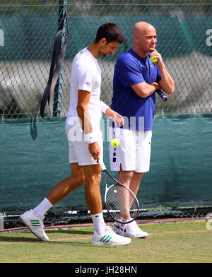 Novak Djokovic während einer Trainingseinheit mit Trainer Andre Agassi am Tag neun der Wimbledon Championships in The All England Lawn Tennis and Croquet Club, Wimbledon. Stockfoto