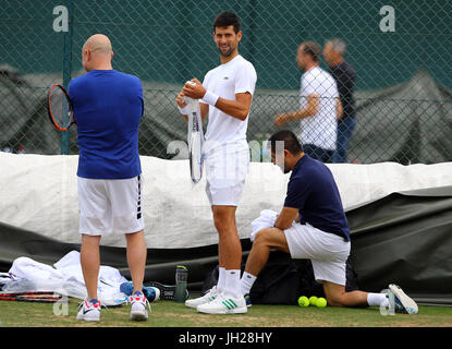 Novak Djokovic während einer Trainingseinheit mit Trainer Andre Agassi am 9. Tag der Wimbledon Championships im All England Lawn Tennis und Croquet Club, Wimbledon. Stockfoto