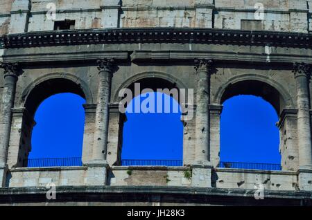 Stoßfänger teilweise mit Blick auf das Kolosseum. Es ist eine ovale Amphitheater, Rom, Italien, gebaut aus Beton und Sand ist es das größte Amphitheater, das jemals gebaut wurde. Stockfoto