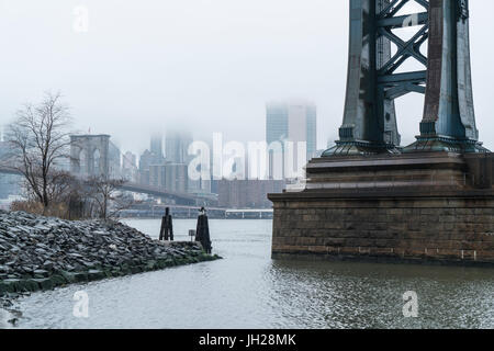 Manhattan Bridge auf einen kalten, nebligen Tag, die Brooklyn Bridge und die Skyline hinaus New York City, Vereinigte Staaten von Amerika, Nordamerika Stockfoto