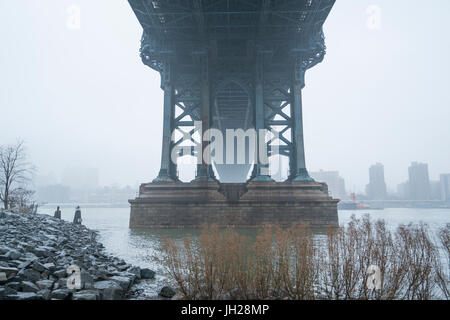 Manhattan Bridge an einem kalten nebligen Tag, Brooklyn, New York City, Vereinigte Staaten von Amerika, Nordamerika Stockfoto