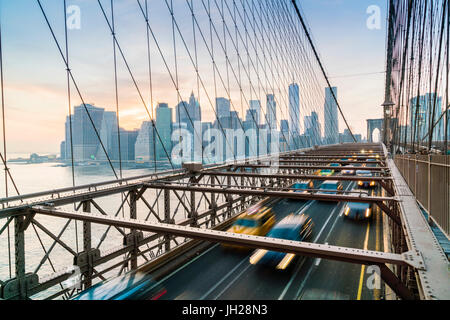 Feierabendverkehr auf der Brooklyn Bridge und Manhattan Skyline über New York City, Vereinigte Staaten von Amerika, Nordamerika Stockfoto