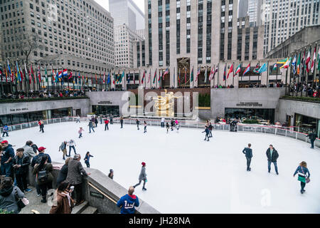 Im Winter Eislaufplatz in Rockefeller Plaza, New York City, Vereinigte Staaten von Amerika, Nordamerika Stockfoto