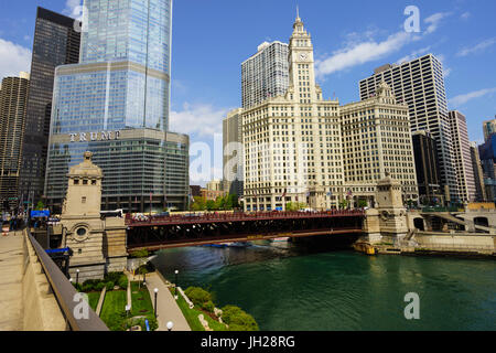 Trump Tower und Wrigley Building an der Chicago River, Chicago, Illinois, Vereinigte Staaten von Amerika, Nordamerika Stockfoto